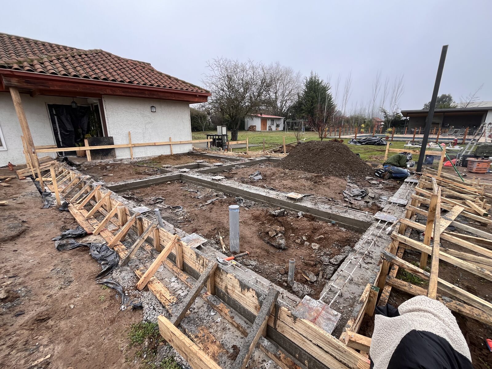 Moldajes y sobrecimiento — Ampliación en Unihue, Unihue, Región del Maule