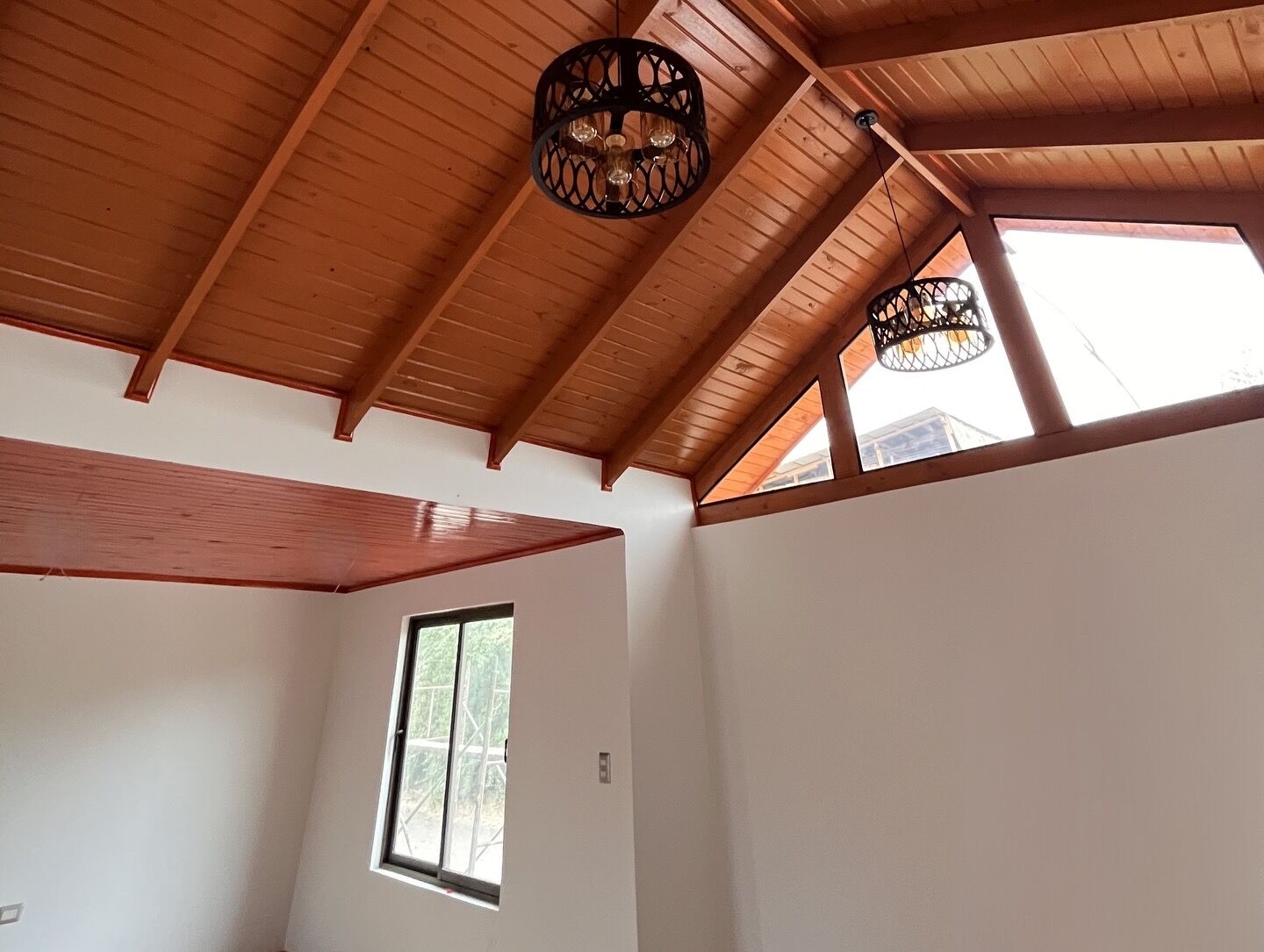 Cielo de madera machihembrada barnizada con vigas a la vista — Vivienda de 97 m² en Talca, Talca