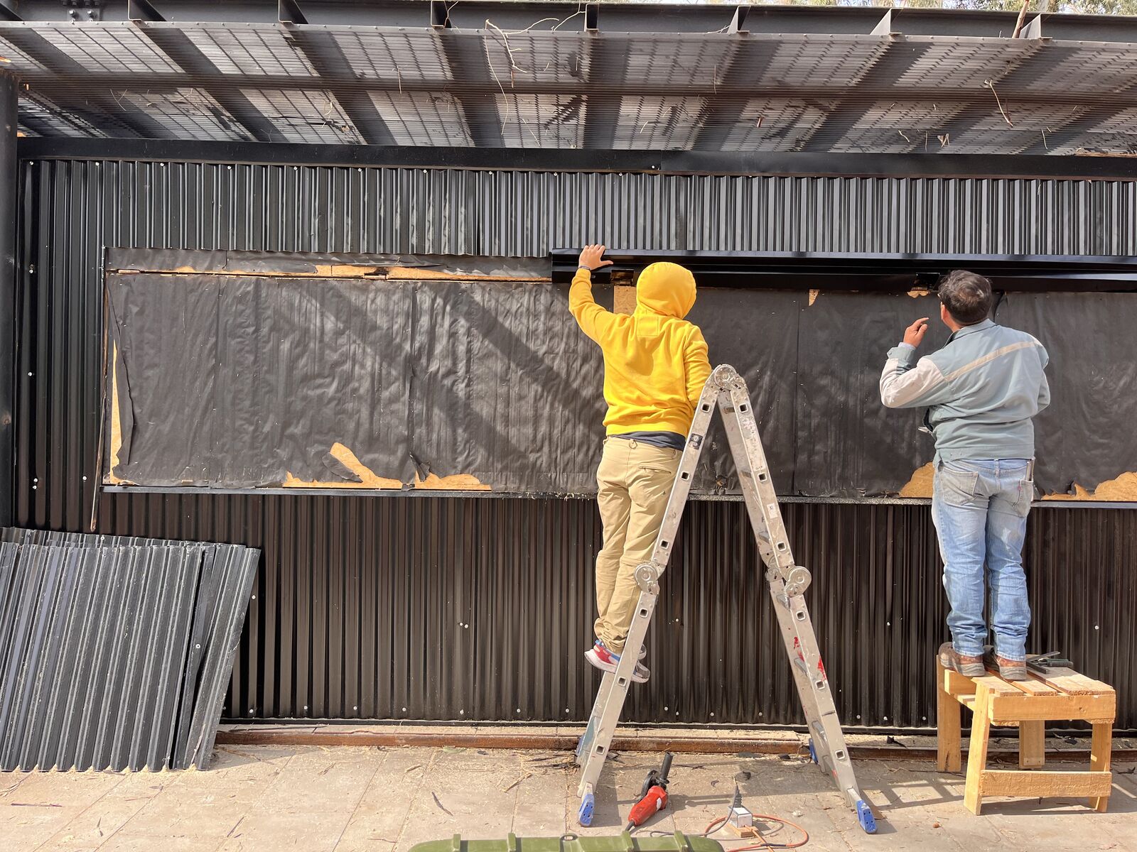 Instalación de revestimiento metálico en ejecución — Local comercial Río Claro, Balneario Río Claro, Talca