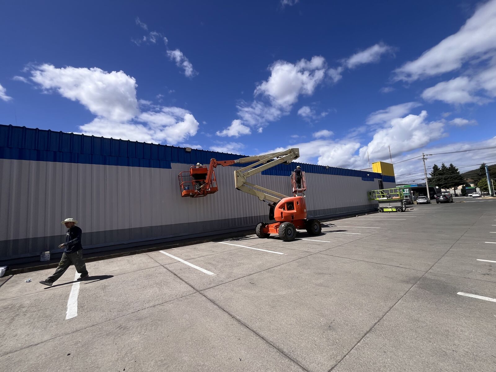 Pintura de fachada en altura con plataforma elevadora — Fachada Alvi Angol, Angol, La Araucanía