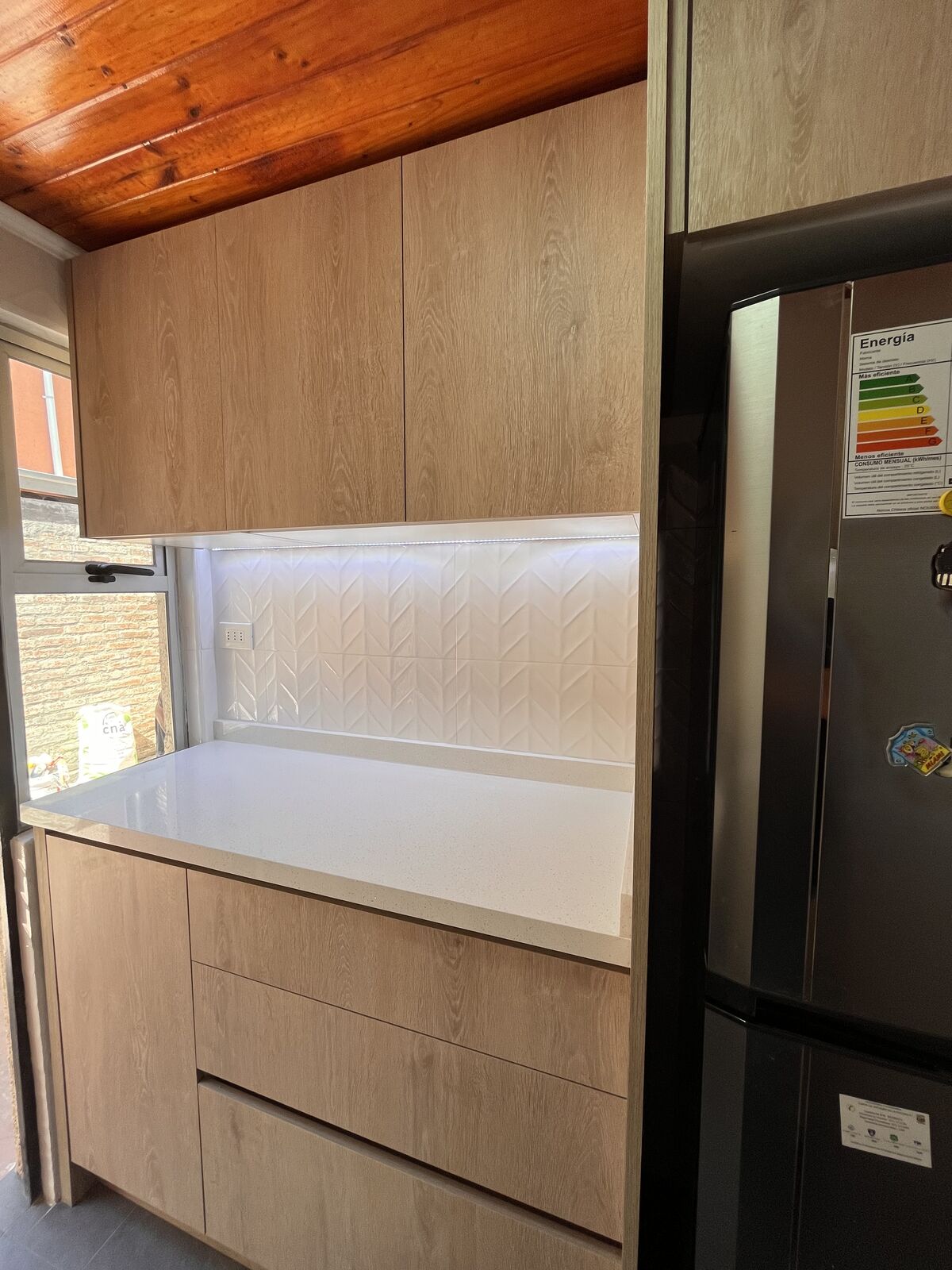 Cocina con cubierta de cuarzo e iluminación LED — Remodelación integral de áreas húmedas, Talca