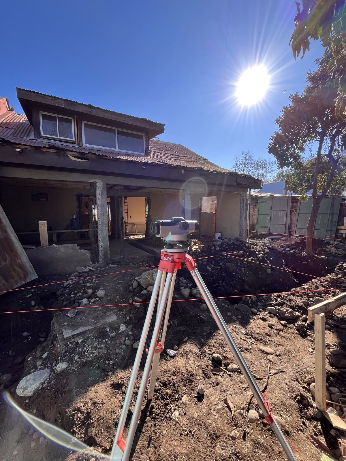 Nivel óptico en terreno — Ampliación de cocina y living, Villa Bicentenario, Talca
