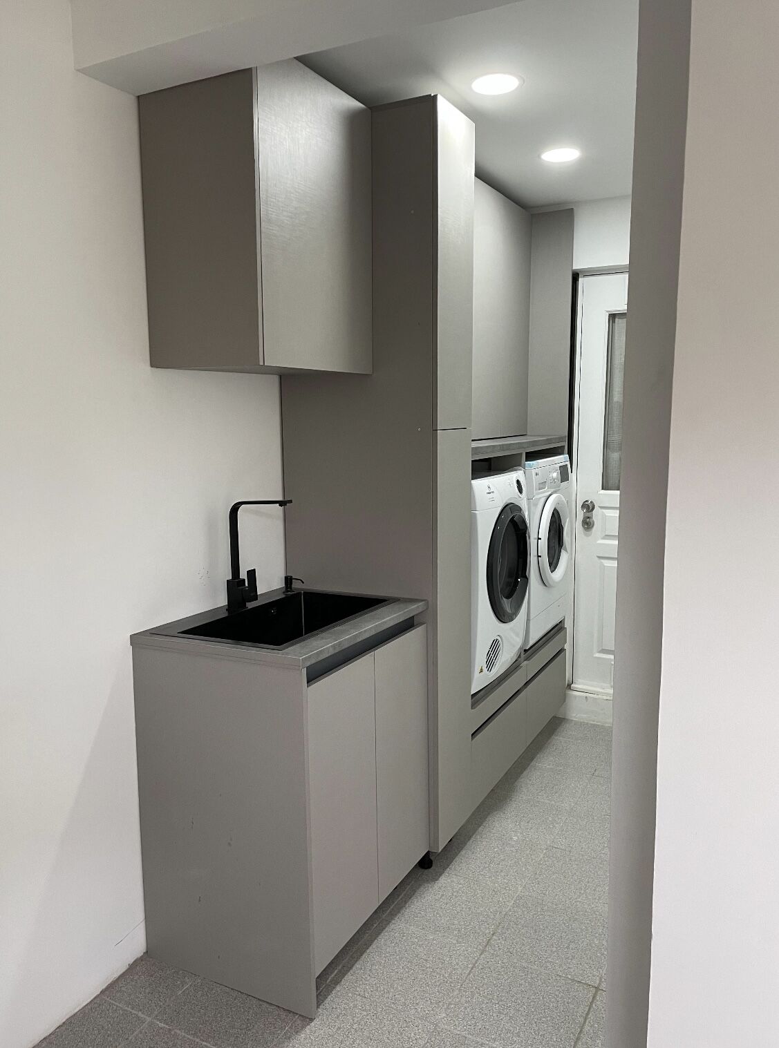 Zona de lavado con mueble a medida — Remodelación integral de áreas húmedas, Talca